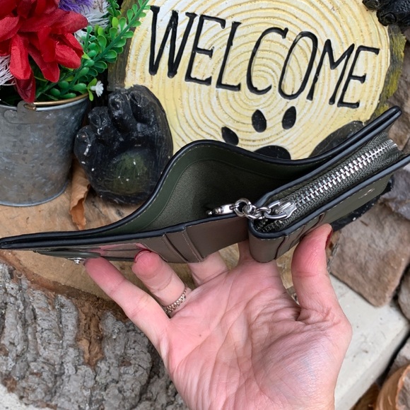 Authentic COACH Pebbled leather snap bifold wallet/zip coin /ID - Picture 4 of 9